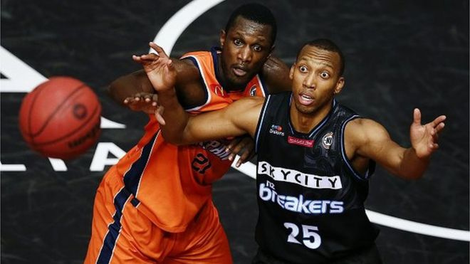 26 Ocak: Breakers takımından Akil Mitchell of the Breakersbasketbol topuna bakarken