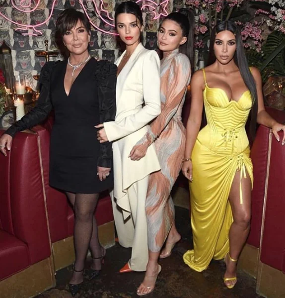 Kim Kardashian bacak bacak üstüne attı...
