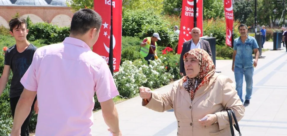 İlan dağıtıp oğluna takipçi topluyor!