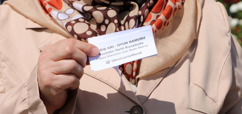 İlan dağıtıp oğluna takipçi topluyor!