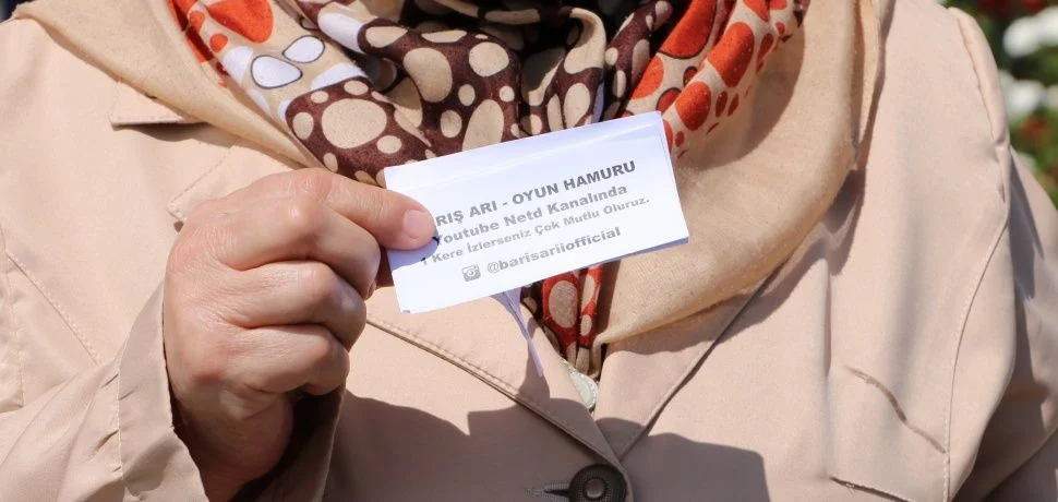 İlan dağıtıp oğluna takipçi topluyor!