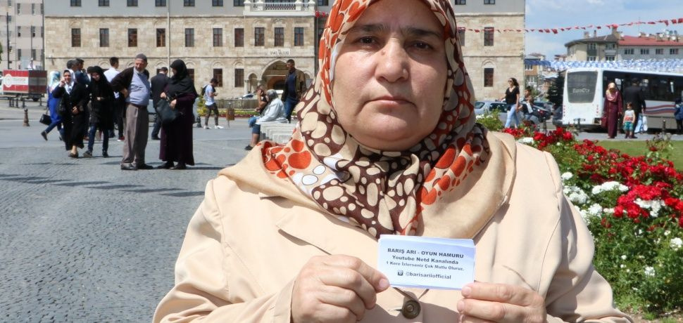 İlan dağıtıp oğluna takipçi topluyor!
