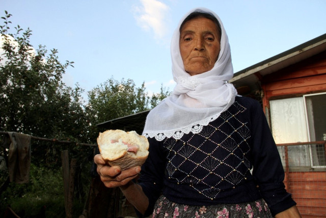 Ekmeğini böldü, hayatının şokunu yaşadı!