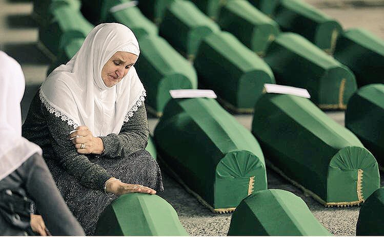 Srebrenitsa soykırımı kurbanları toprağa verildi - Resim : 4