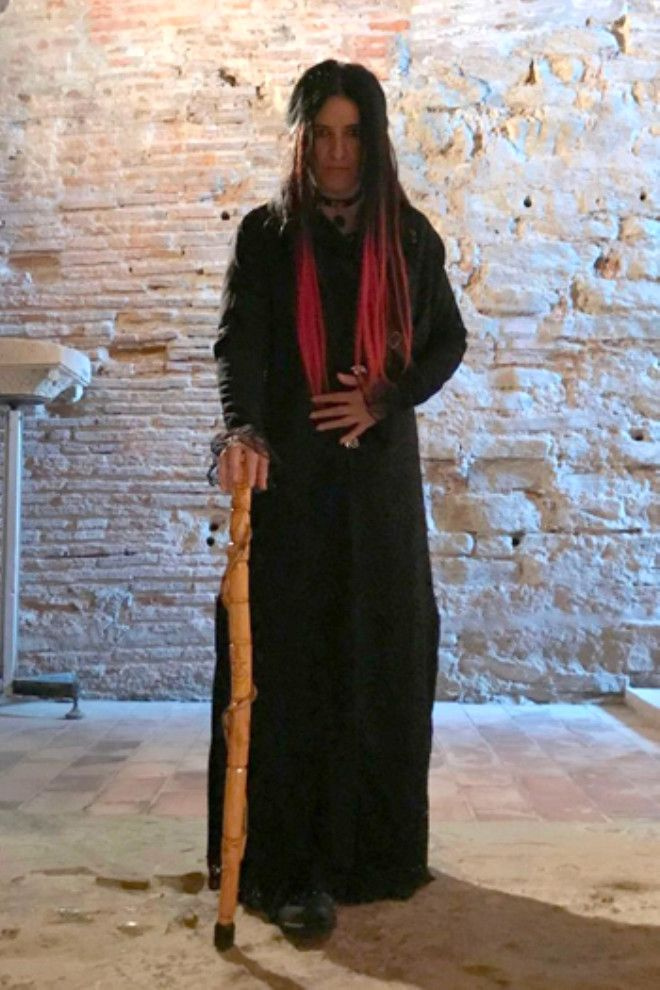 Kan içip geceleri tabutta yatıyor!