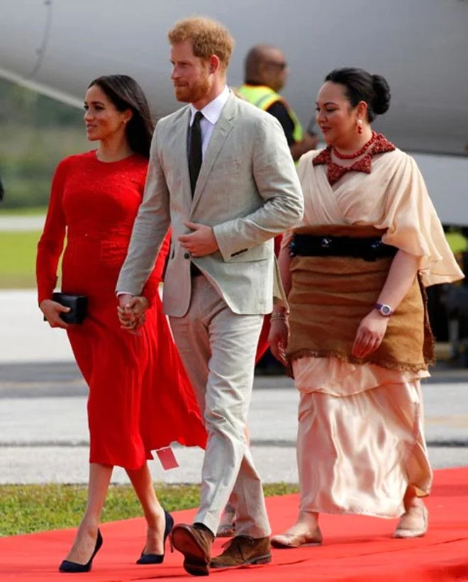 Düşes Meghan Markle elbisesiyle dillere düştü!
