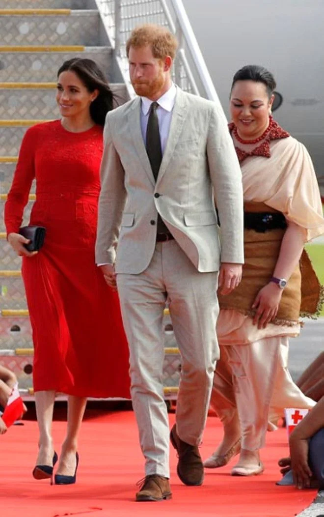 Düşes Meghan Markle elbisesiyle dillere düştü!