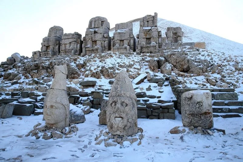 Nemrut Dağı Tümülüs'ü beyaza büründü...