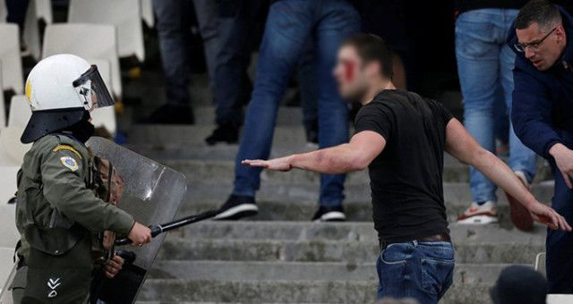 AEK-Ajax maçında tribünler karıştı!