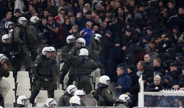 AEK-Ajax maçında tribünler karıştı!