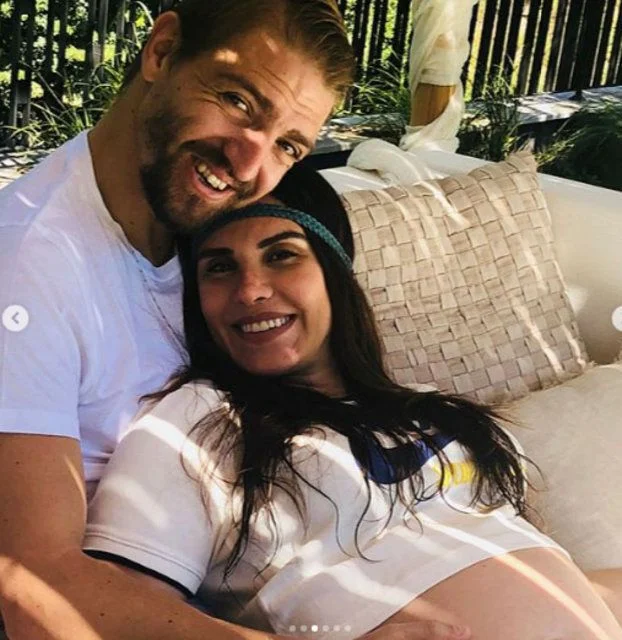 Caner Erkin, Şükran Ovalı'yla olan evliliğinin 2. yılını bu fotoğrafla kutladı