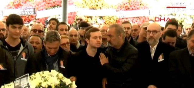 Demet Akbağ'ın oğlu cenazede fenalaştı!