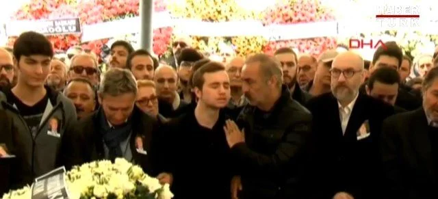 Demet Akbağ'ın oğlu cenazede fenalaştı!