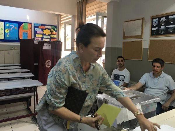 Ünlüler sandık başına böyle gitti!
