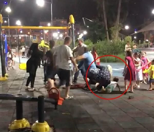 Kadınlar ayrıldı, erkekler kavgaya devam etti!
