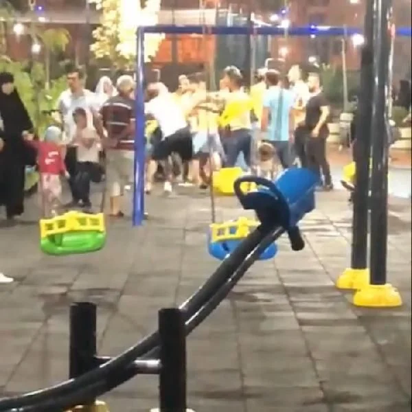 Kadınlar ayrıldı, erkekler kavgaya devam etti!