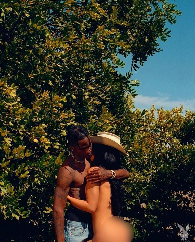 Kylie Jenner Playboy'a soyundu!