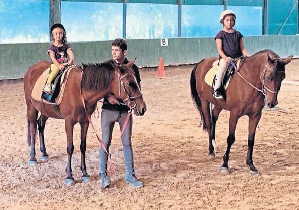 Binicilik dersi almaya başladılar!