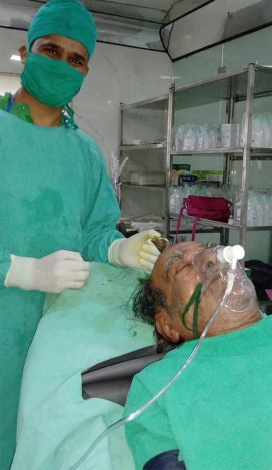 Kafasını çarptı, boynuzu çıktı!