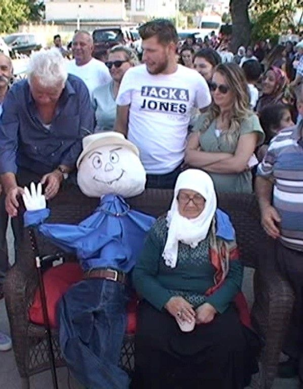 Ölen kocasının kuklasıyla geziyor!