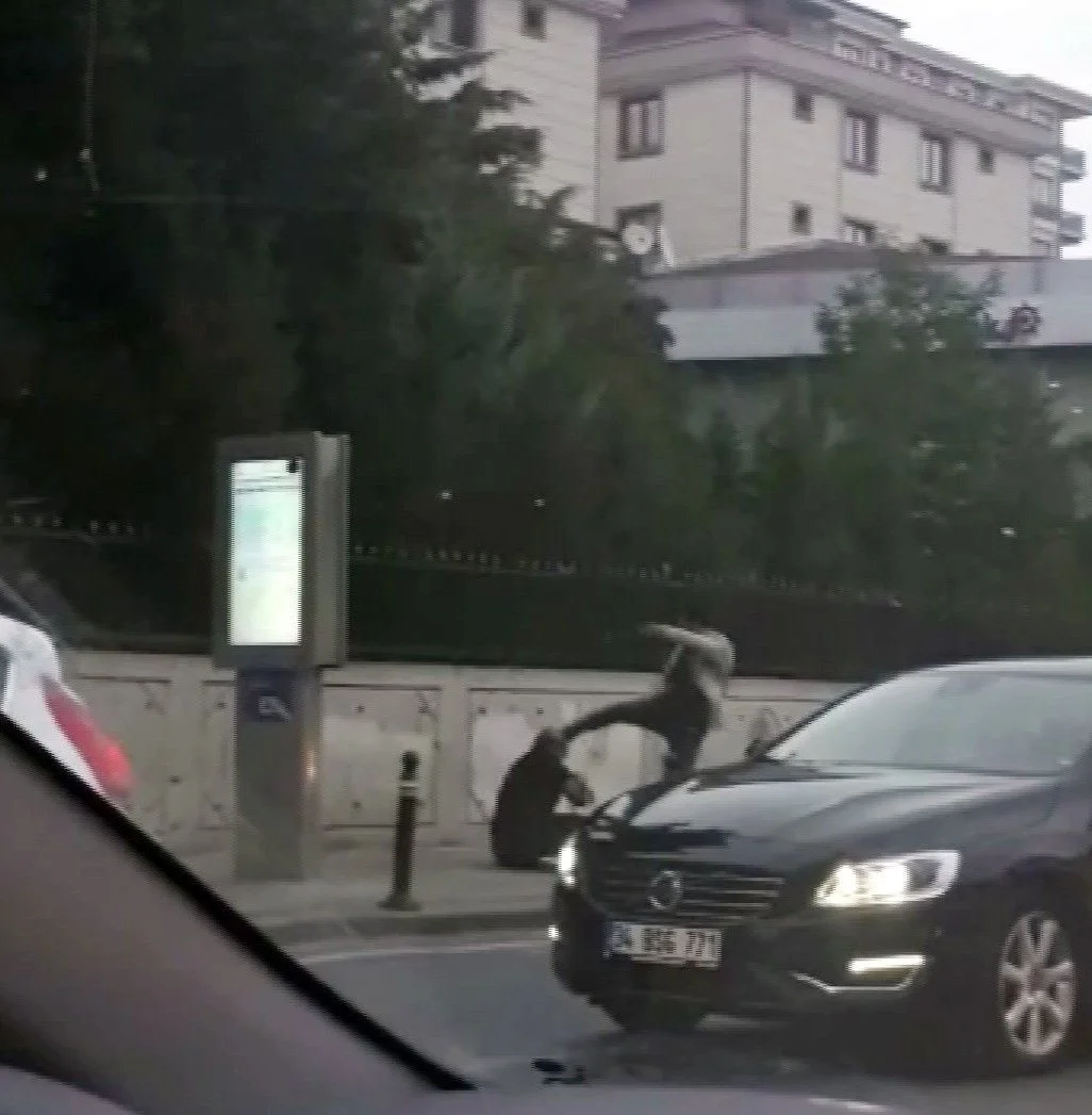 Tekmeleyip kurşun yağdırdı!