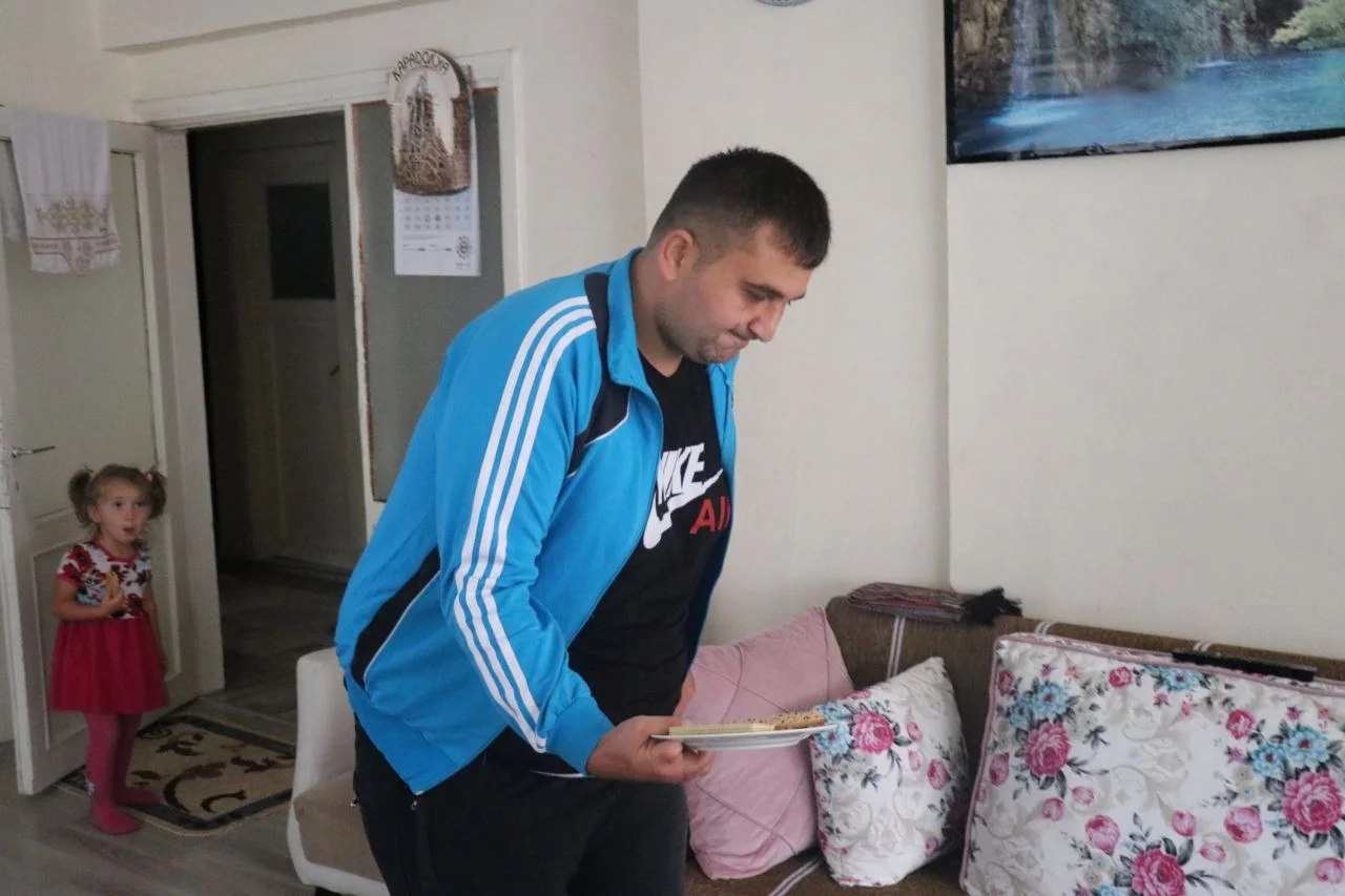 Ayak parmakları eline dikildi!