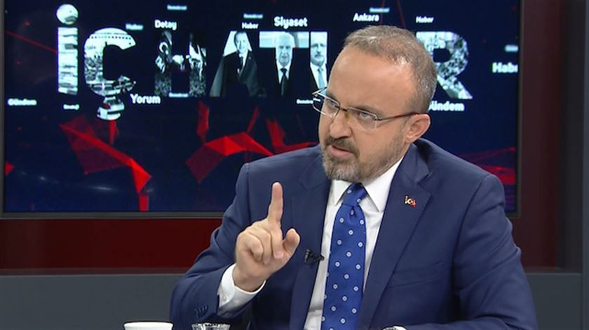 AK Parti'li isimden Arınç'a istifa çağrısı!