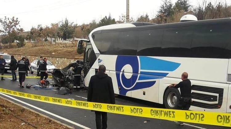Kırşehir'de otobüs ile otomobil çarpıştı: 3 ölü, 1 yaralı