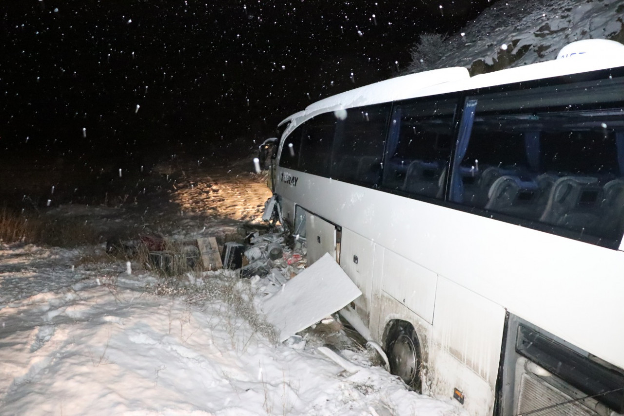 Yolcu otobüsü kar temizleme aracına çarptı! Çok sayıda yaralı var...