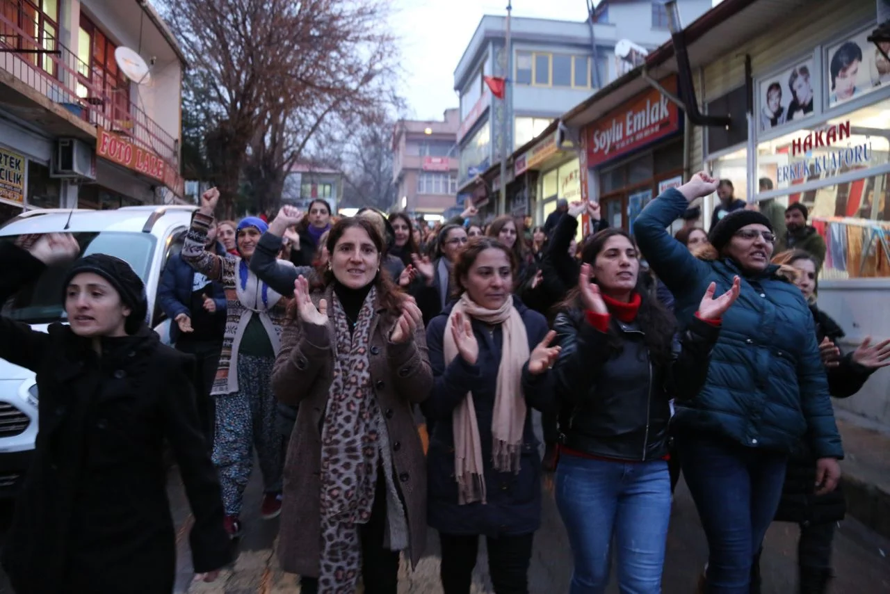 İğrenç olay! Esnafın bilgisayarından çıktı halk sokağa döküldü...