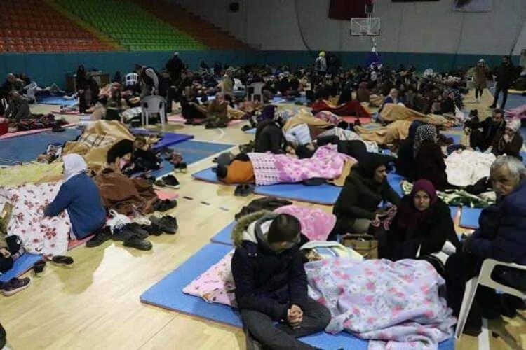 Depremzedeler geceyi böyle geçirdi