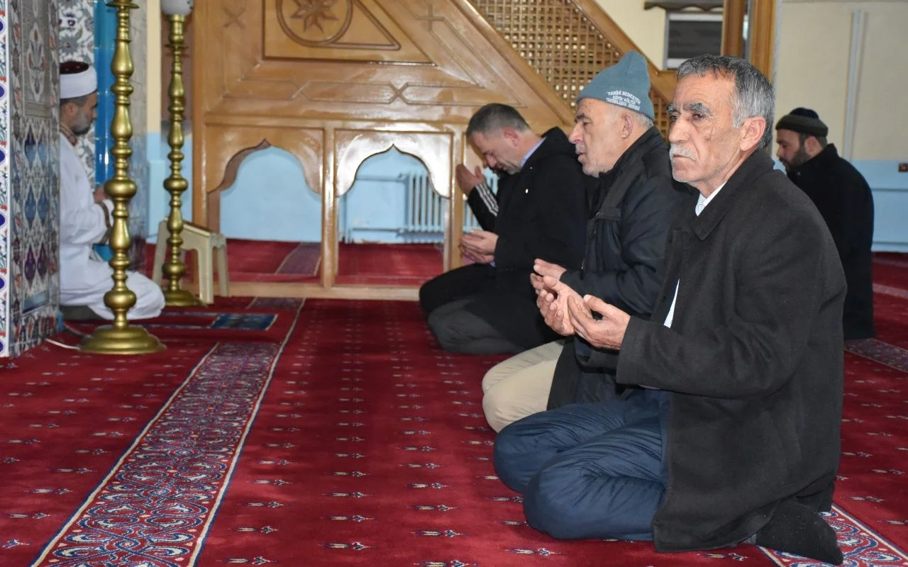 Eller Mehmetçik için semada! 81 ilde Fetih Suresi okundu