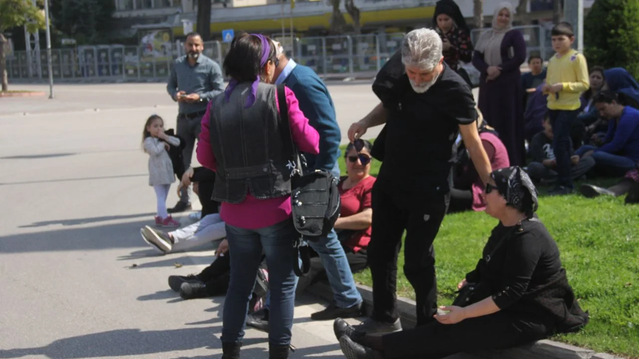 Adana'da kadınlar erkekleri 8 Mart mitinginden kovdu