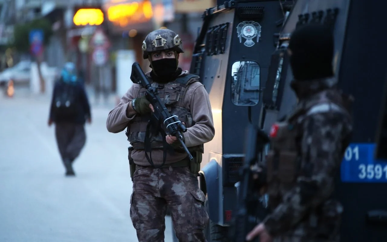 Adana'da DEAŞ'a şafak operasyonu