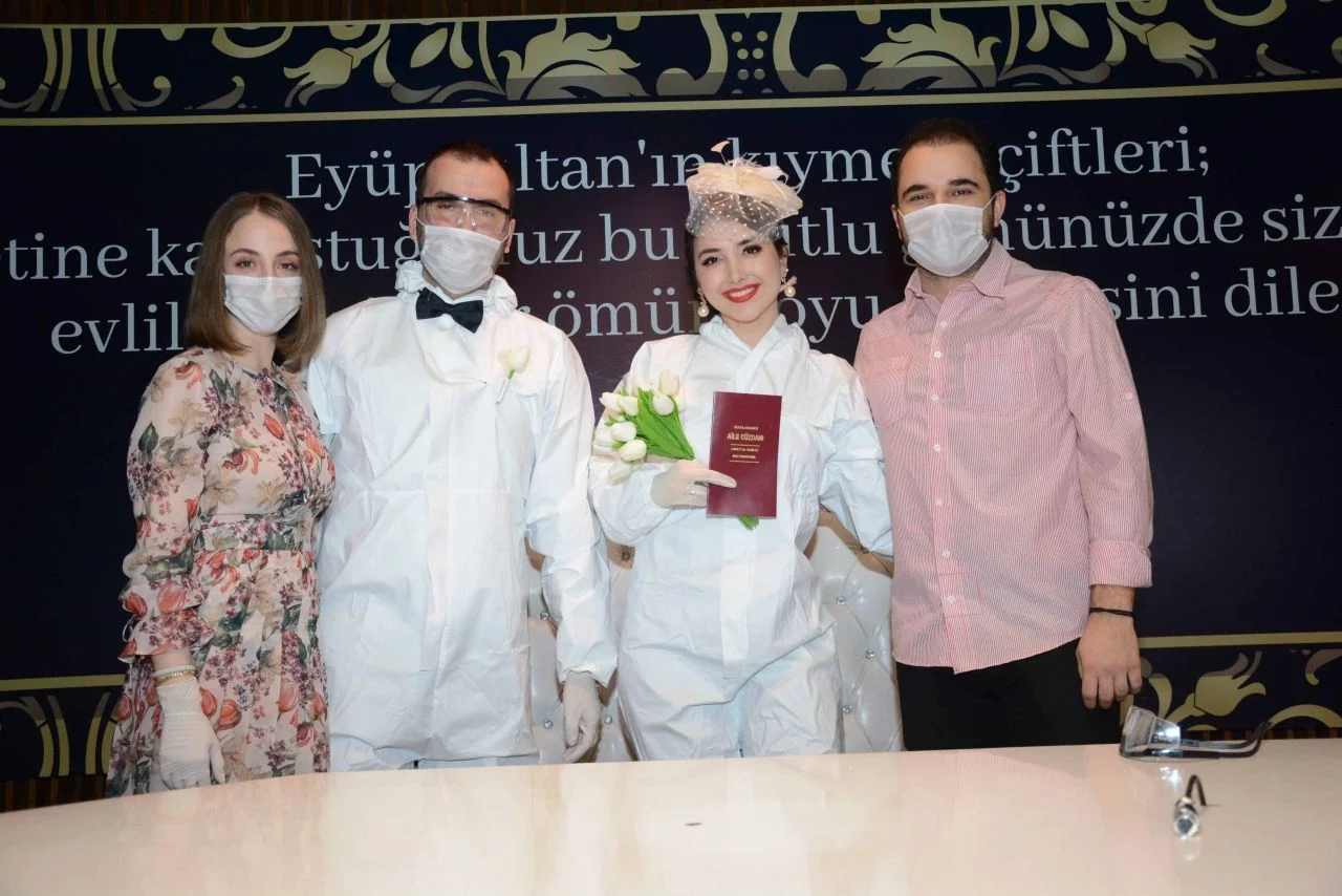 Koronavirüse karşı tulumlu nikah töreni