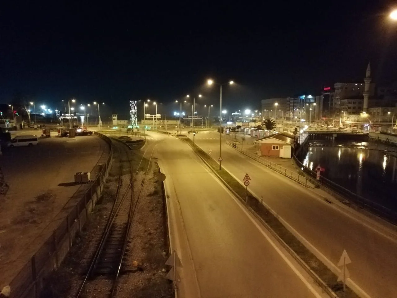 Issız sokaklar, boş meydanlar... Sokağa çıkma yasağı devreye girdi!
