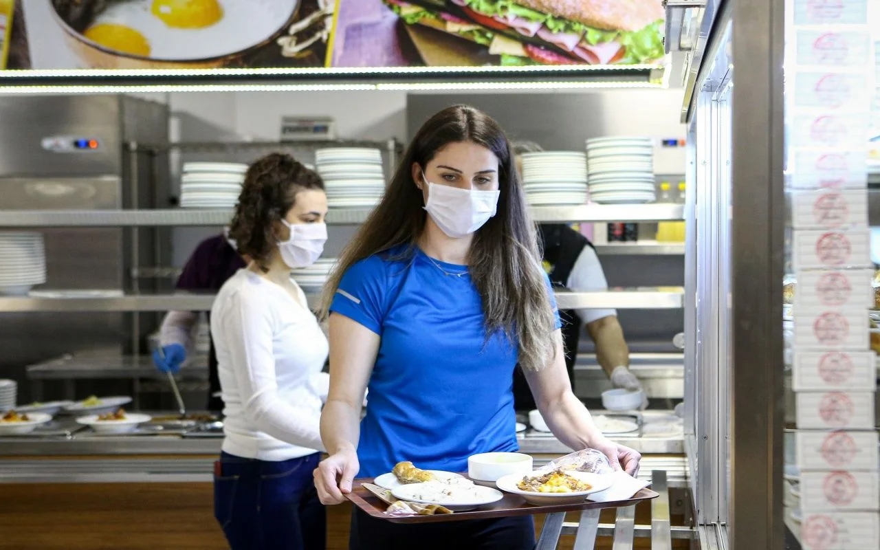 Sağlık çalışanlarına Kızılay'dan iftar yemeği