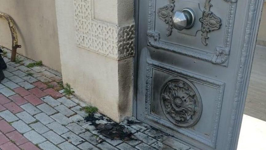 Bakırköy’deki Ermeni Kilisesi’nin kapısını yaktı, ”Corona’yı bunlar bela etti” dedi