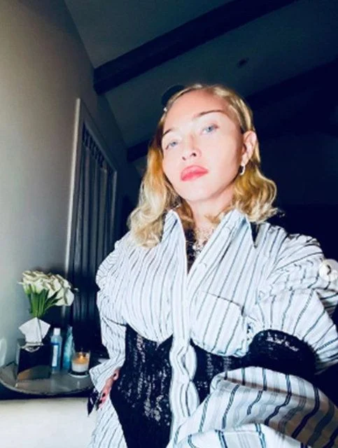 Madonna'dan kalça implantlı selfie!