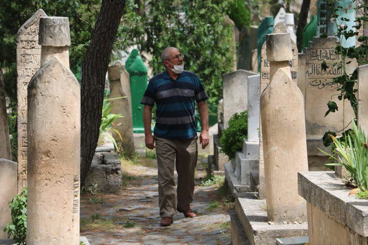 Şanlıurfa'da yasağı duyan mezarlığa koştu