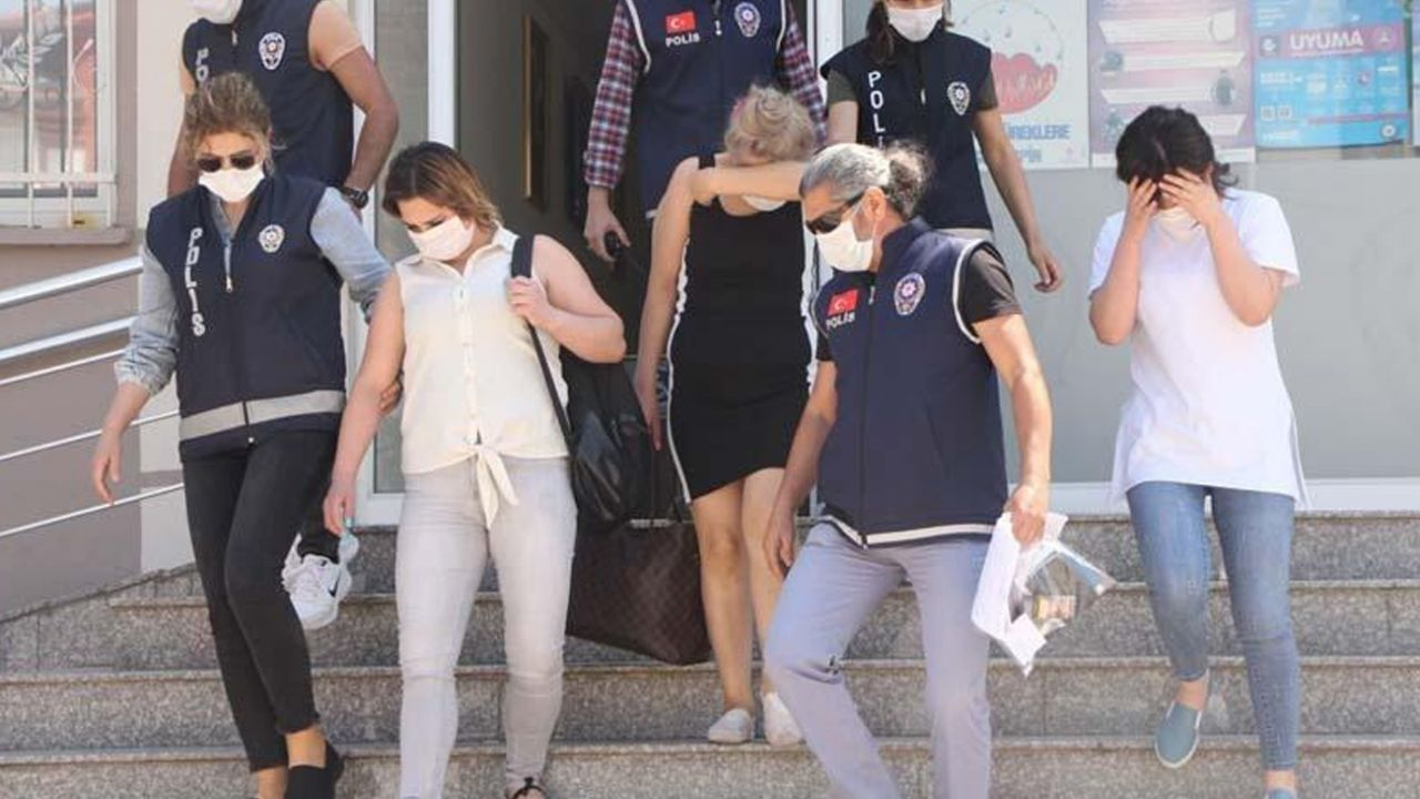 Son dakika... Tek kelimeyle 'iğrenç'... Biri 17 yaşında 5 kadın! Önce senet imzalatıp sonra...