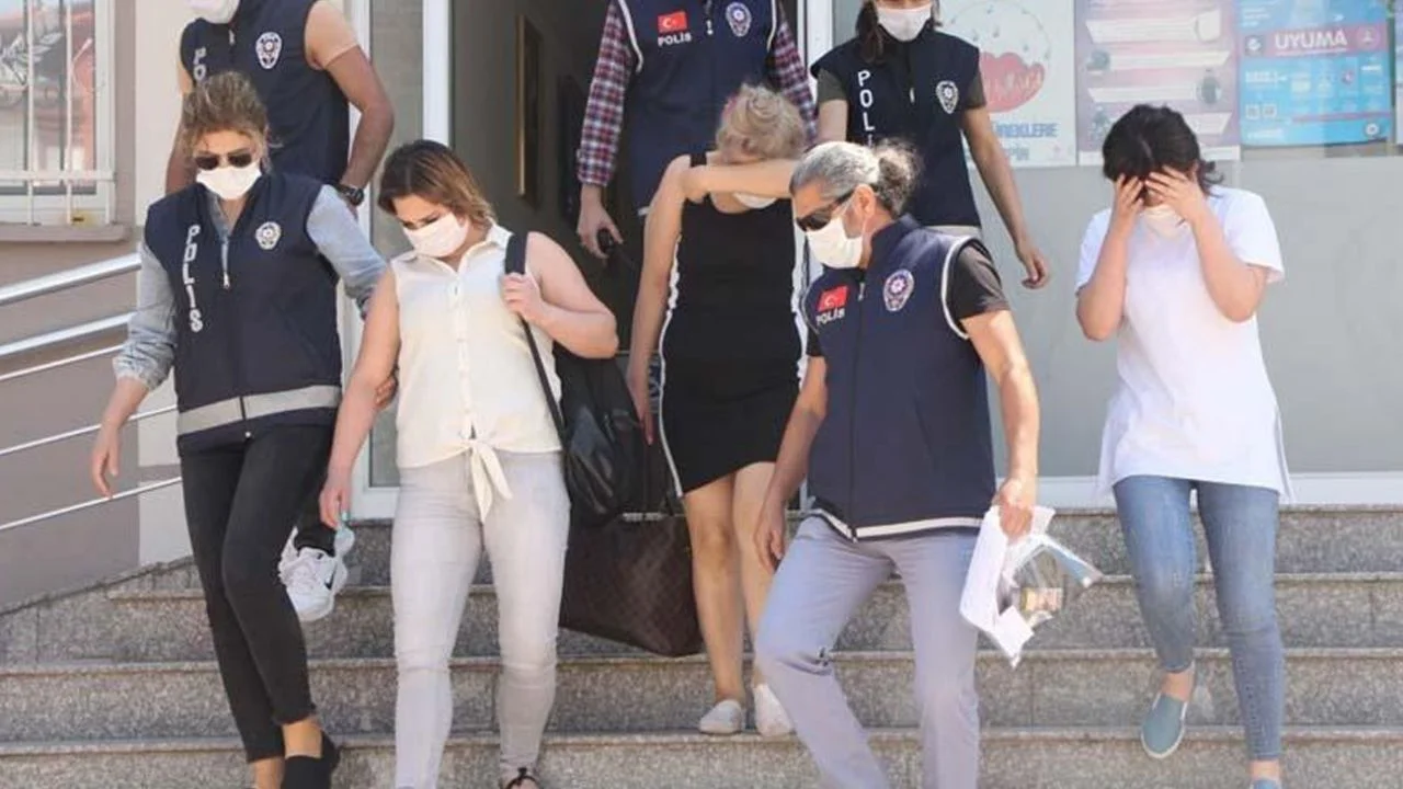 Son dakika... Tek kelimeyle 'iğrenç'... Biri 17 yaşında 5 kadın! Önce senet imzalatıp sonra...