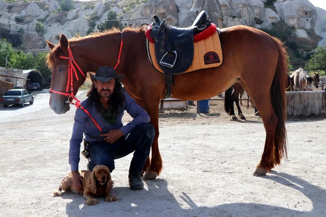 Köpeğin at sürme keyfi!