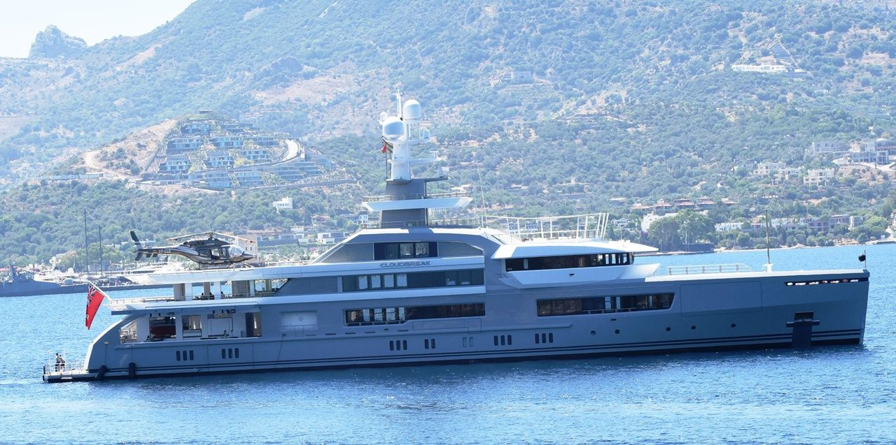 Ultra lüks yatla gelip plajı kapattı