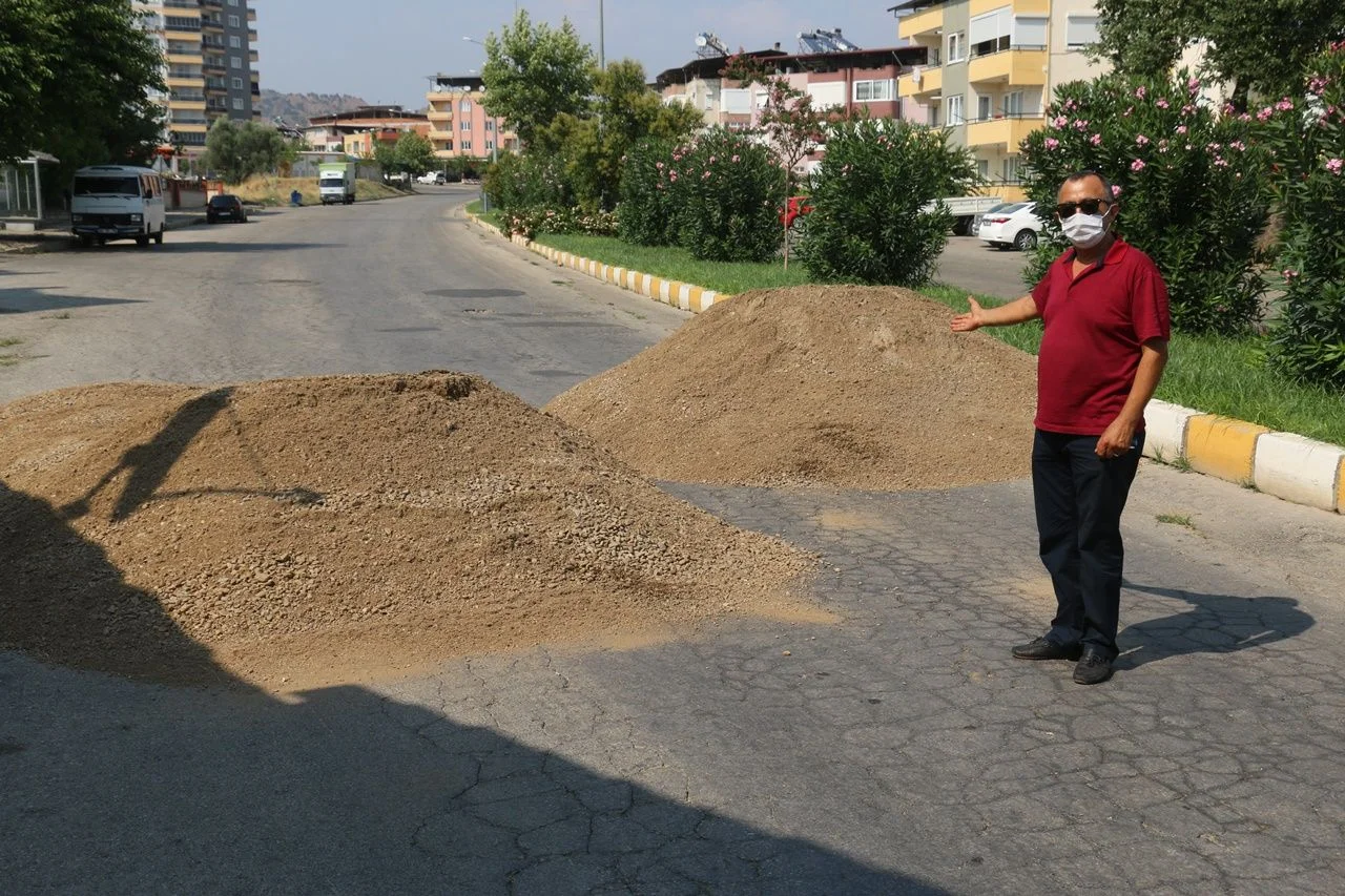 Yolu, kum dökerek trafiğe kapattı