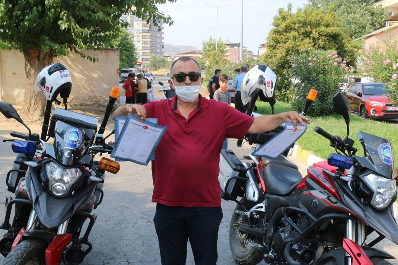 Yolu, kum dökerek trafiğe kapattı