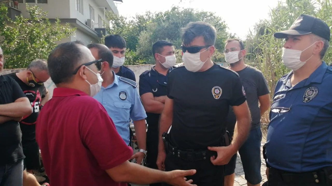 Yolu, kum dökerek trafiğe kapattı