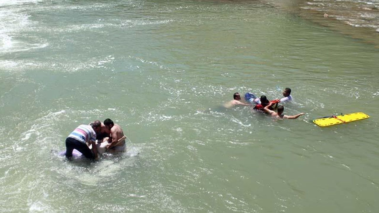 Bayburt'ta virajı alamayan cip nehre devrildi: 6 yaralı