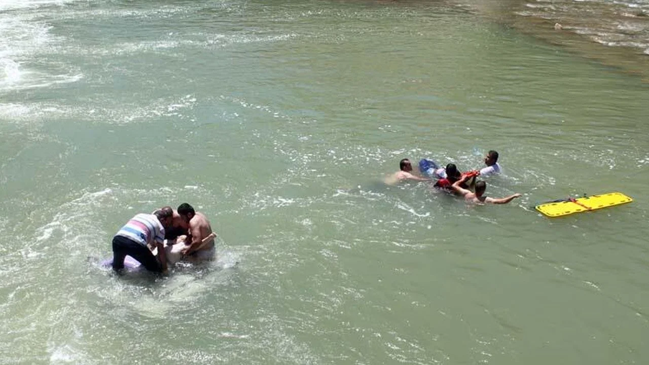Bayburt'ta virajı alamayan cip nehre devrildi: 6 yaralı