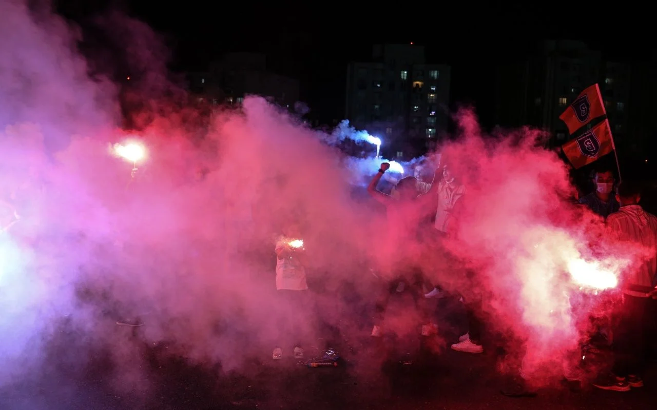 Başakşehir taraftarı sokağa döküldü